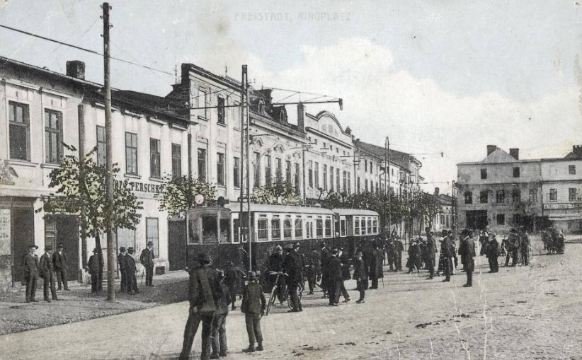 Za pobytu Larisch-Mönnichů byla v roce 1912 na Zámeckém nádvoří zavedena tramvajová doprava