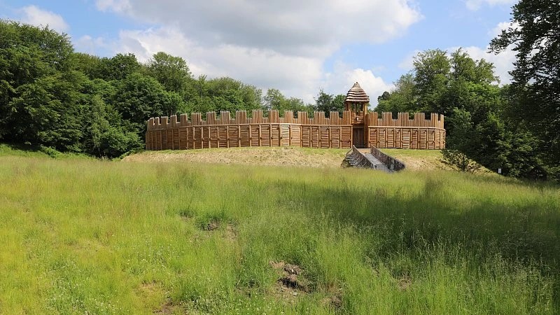 Původně slezský vévodský Loucký les s nedávno obnoveným slovanským hradištěm Chotěbuz v Karviné-Loukách