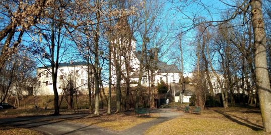 Podzámčí Slezského vévodského zámku Fryštát. Zleva: Starý dvůr, fara, Bílá věž, zámecká kaple, jižní kaple, hradby s hrobkou a zámek