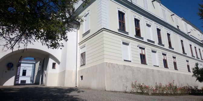 1 - Nároží loveckého zámku Fryštát bylo do roku 1511 vysokou gotickou obrannou věží. Ikdyž byla věž snížena, dodnes se v ní zachovala vězeňská cela v suterénu, zbrojnice v přízemí, Malý sál v patře a v okolí zámku se dochovaly zbytky zámeckého opevnění