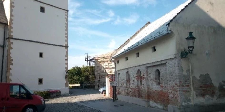 3 - Kostelní nádvoří. Zleva: Bílá věž, fara a Zámecká kočárovna