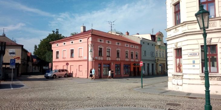 8 - Předzámčí na Horním nádvoří jako křižovatka cest. Zleva: Zámecká ulička, Rytířský šenk, Zlatá ulička, Hrnčířská ulička