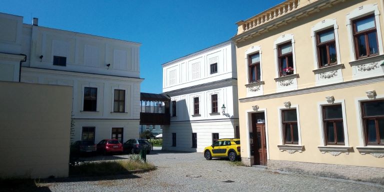 9 - Lottyhaus jako bývalé Purkrabství s bývalou Zámeckou bránou. Zleva: roh strážní věže, zámecké křídlo vévody, brána, Purkrabství se stájemi a měšťanský dům