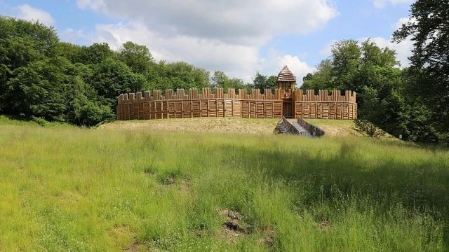 Původně slezský vévodský Loucký les s nedávno obnoveným slovanským hradištěm Chotěbuz v Karviné-Loukách