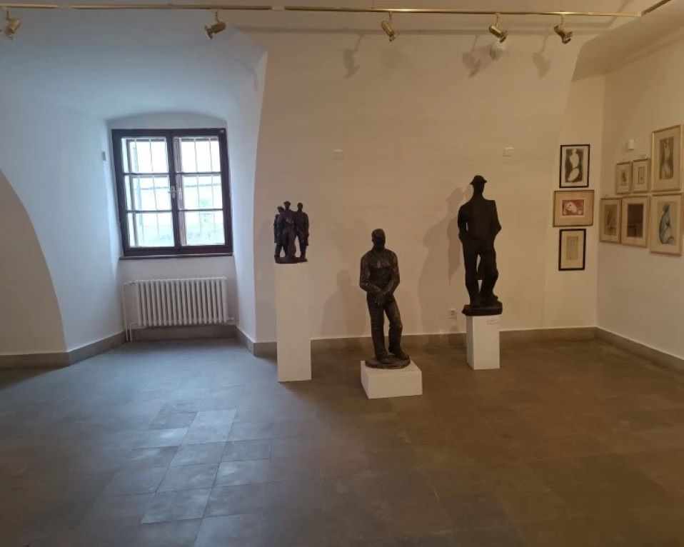 Bývalá zbrojnice v původní obranné věži ze 14. století